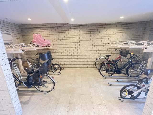 屋根付きの駐輪場で、サビや汚れの心配も不要。　