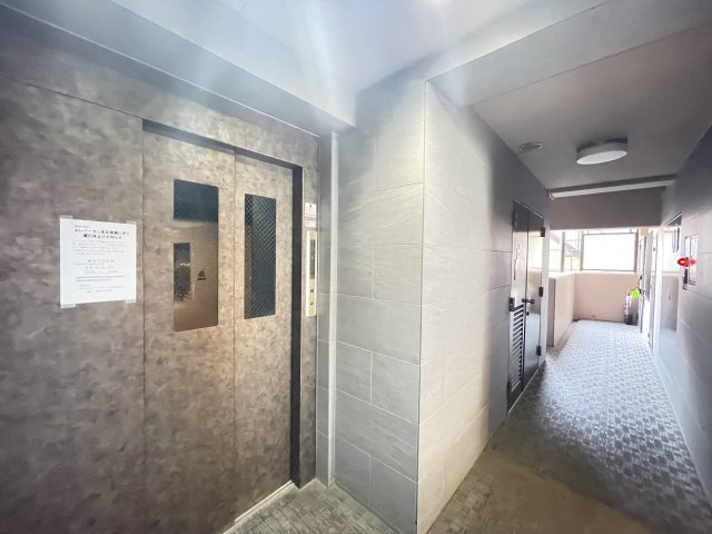 重たい荷物を持っていても、エレベーターがあれば安心です。　