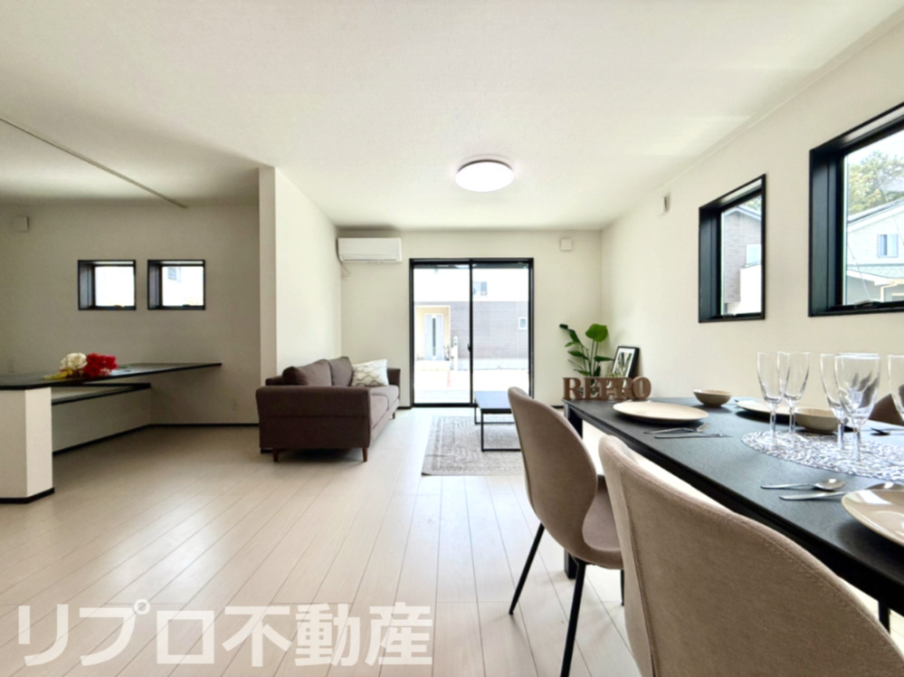 幅広いリビングでテーブル等が設置されていても十分な広さがあります！