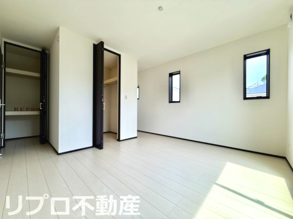 8.5帖の洋室は3面採光で明るさを確保され、収納箇所が2か所あるので収納に困りにくいです！