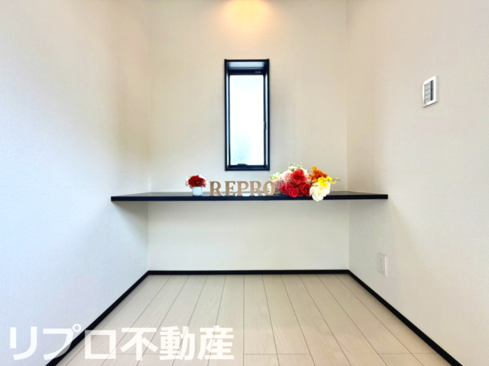 8.5帖の洋室には広いワークスペースがあります！リモートワークや仕事部屋としても活用ができます！