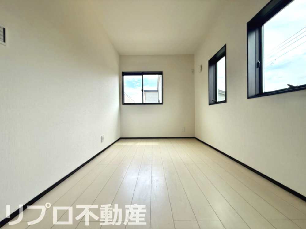 階段奥の5帖の洋室は2面採光で空気の入れ替えもしやすく収納もしっかり完備されています！