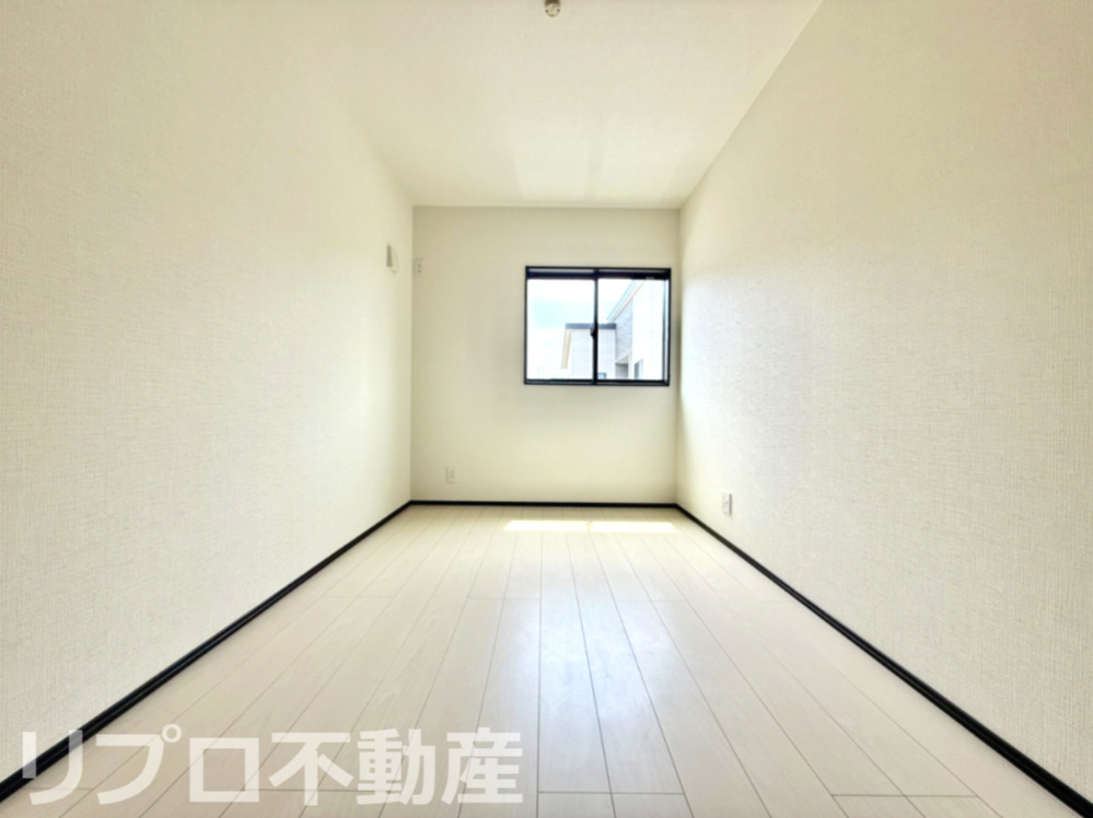 真ん中にある5帖の洋室は書斎や趣味の部屋、ゲストルームなど、ライフスタイルに合わせて多目的に活用！