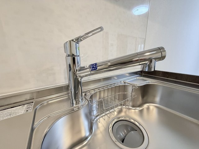 【カートリッジ式浄水器内蔵水栓】蛇口一体型でシンク周りはスッキリ。お料理にも手軽に美味しい浄水を。　