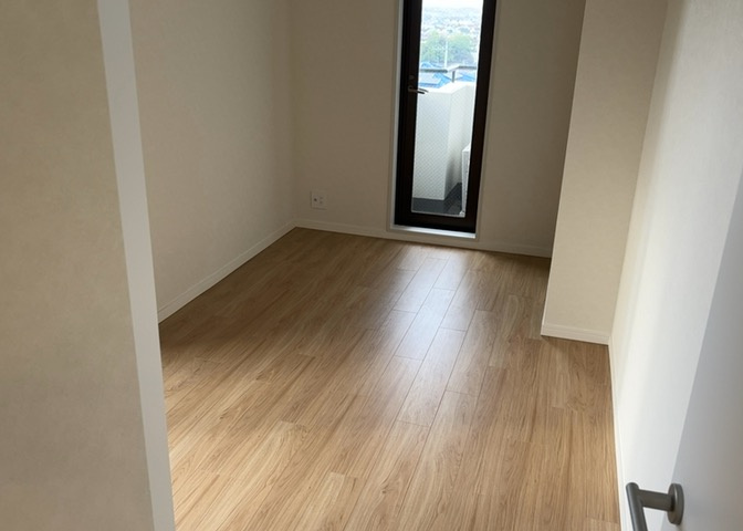 洋室のメリットは重い家具が置きやすく、身の回りが整理しやすいことです。　床がフローリングのため畳とは異なり凹みにくいです。　クローゼットなど収納が豊富で、普段使わない旅行カバンや服の整頓も簡単にです。