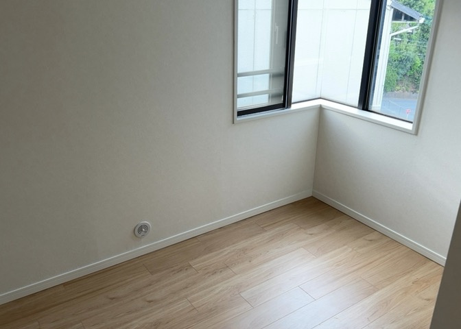 寝室でゆっくりと過ごすためにはベッド周りの適度な空間を担保することや窓の位置、照明の明るさ、寝室の広さなどを考える必要があります。自身や家族の構成とライフスタイルに併せて寝室にする部屋を選びましょう！