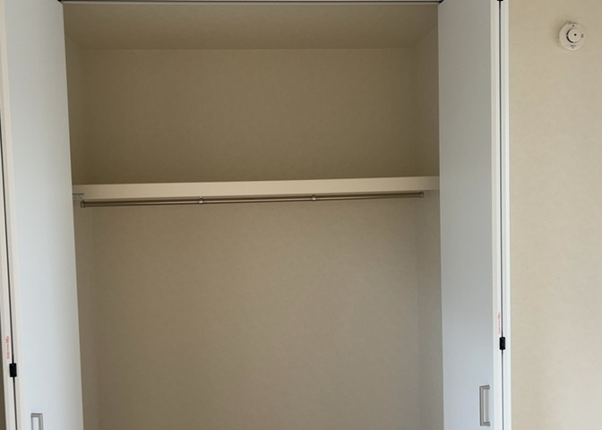デザイン性を重視しすぎて収納が少なかった！なんてことにならないため、事前に現地で収納の数を確認しておくことをお勧めします。クローゼット以外にも床下収納や屋根裏収納、パントリーなどもチェックしましょう。