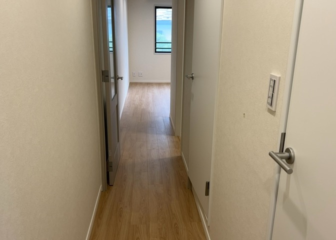 内装はとにかくおしゃれなものがいい！と選ぶ前に、まず住んだ後のことを想像してみましょう。住んでみたらコンセントの位置が悪くて使いにくいなど出てきます。事前にどの家電をどこに置くか想定しておきましょう。