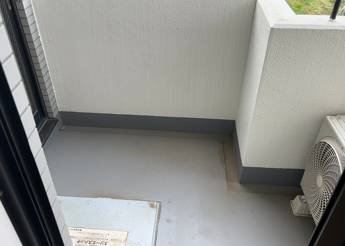 バルコニーは、室外の専用スペースのうち、「屋根がなく開放された空間」であるものを指します。ベランダより広いタイプのものが多く、日当たりもよいため家庭菜園などを楽しみたい人にとって適した環境となります。