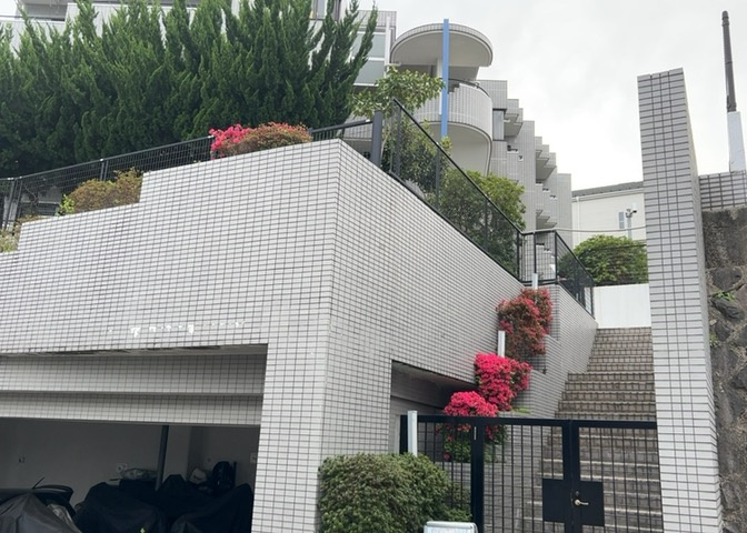 外観はマンション管理がされているかの目安になります。築年数が古いと、壁面は劣化してひび割れが生じることも！建物が古びていても細かいところが修繕されていると、きちんと管理されているなぁと感じるでしょう。