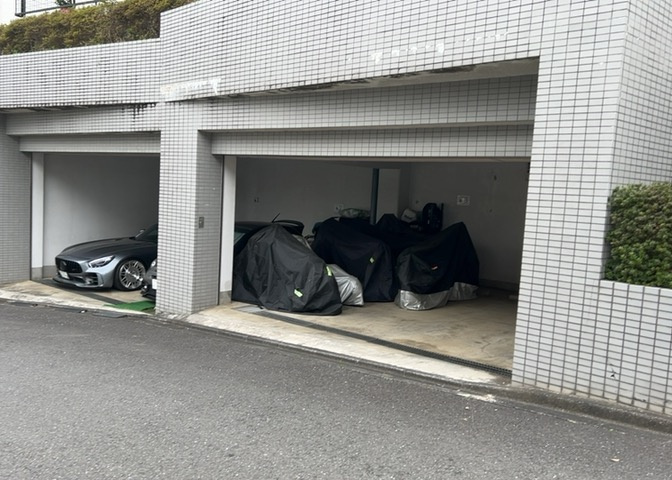 車一台あたりに必要なスペースは、標準サイズの普通自動車で横幅2m50cm、長さ5mは必要になります。ただし、乗降のことも考慮して横幅3m30cm、長さ5m50cmほどは確保できるところを選びましょう。