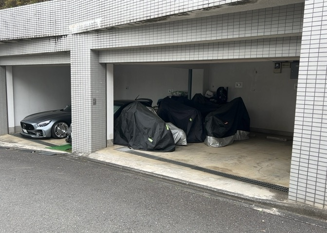 駐車場と明記されていても、最小スペースでつくられた駐車場だと大型車は駐車できなかったり、出入りしにくくなったりする可能性があります。お車のサイズと購入したい物件の駐車場のサイズを現地で確認しましょう。