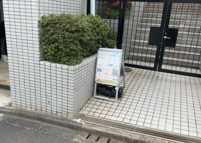 中庭（パティオ）とは、一つの建築物の内部に設けられた、壁などで囲われている庭のことを指します。コの字型、ロの字型が主流ですが、L字型の中庭もあります。最近では、インテリア性の高さからも人気があります。
