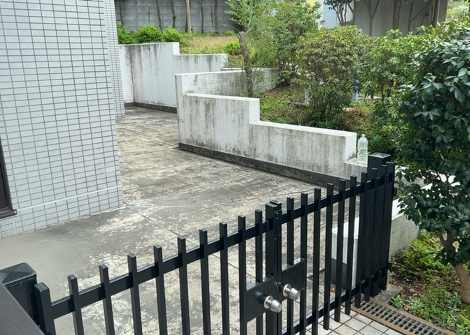 受付はマンションコンシェルジュがいる場合もあれば、管理人が滞在する小部屋を総称して呼ぶことがあります。主にエントランスに設置されていることから、防犯面でも期待ができます。防犯設備がない場合はより安心！