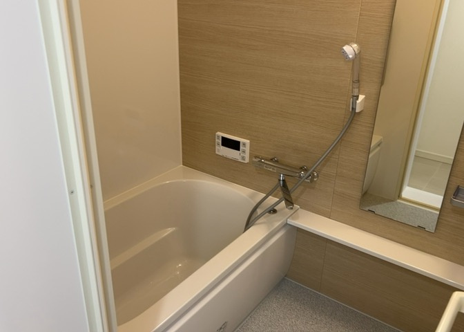 入浴時の快適さも大事なことですが、綺麗な状態を維持できなければ気持ちよく入浴できません。毎日の掃除が楽という点は大事なポイントになります！カビが生えにくく掃除がしやすい、壁や浴槽を選ぶといいでしょう。