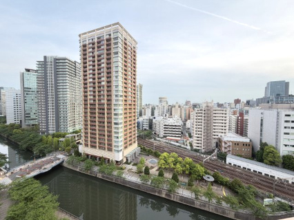 この街ならではの美しい風景の物語が室内に展開します。手を伸ばせば、ふれることができそうな眺望も魅力。