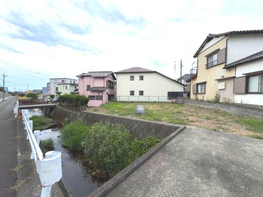 河川沿いの落ち着いた住環境に位置する約33坪の土地。暮らしやすい住まいを自由にプランニングできます。