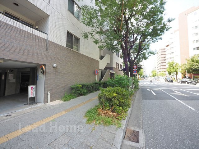 歩道がきれいに整備された平坦で歩きやすい前面道路です！ベビーカーを押しながらのお出かけも快適ですね♪