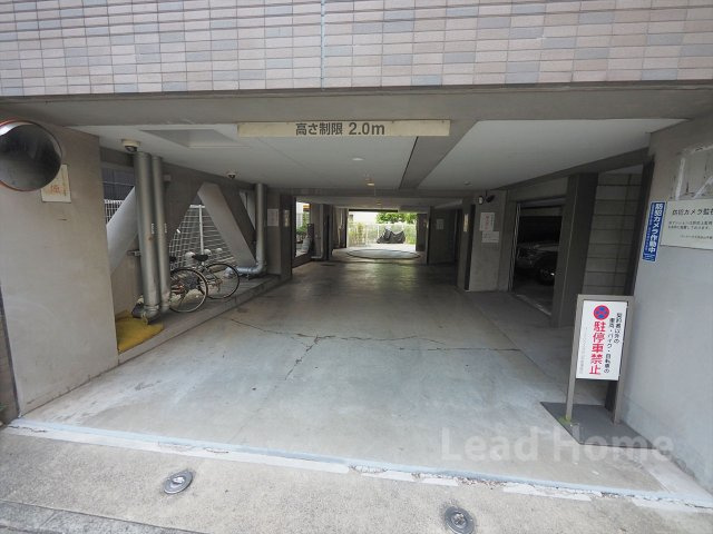 雨風や日差しから大切な愛車を守ることができる屋内駐車場です！天候を気にせずスムーズに出発できますね♪