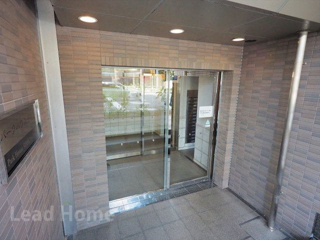 オートロックと防犯カメラを備えた清潔感のあるエントランス！住まう方の安心感をしっかりサポートします♪
