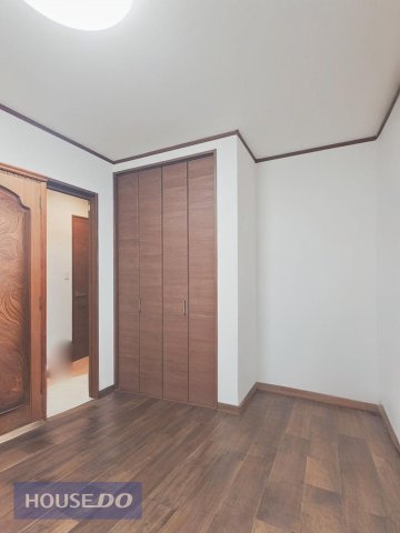 南側洋室　お子様のお部屋にピッタリサイズ