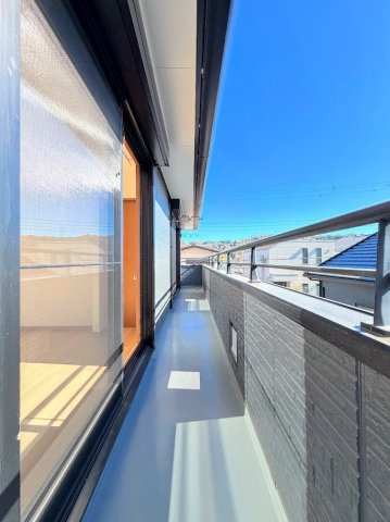 ◆気持ちの良い空が見渡せる広いバルコニー。爽やかな風を感じて、心躍る素敵な暮らしがはじまります。通風・採光にも優れ、心地よい光と風があふれています。