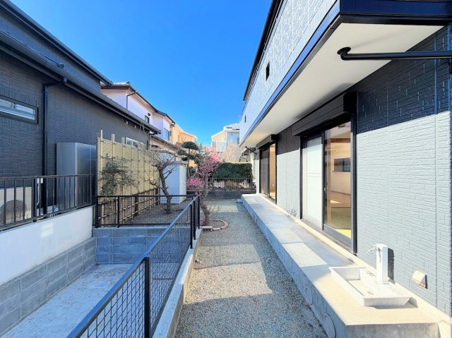 ◆お手入れのしやすいちょうどよいサイズ感のお庭付き。植栽や家庭菜園等多目的にご利用いただけるプライベート空間。