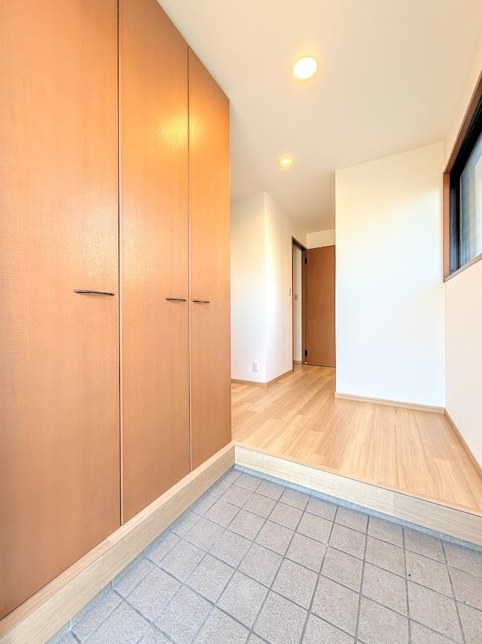 ◆明るい玄関です！散らかりやすい玄関もスッキリする大容量のシューズボックス付き。