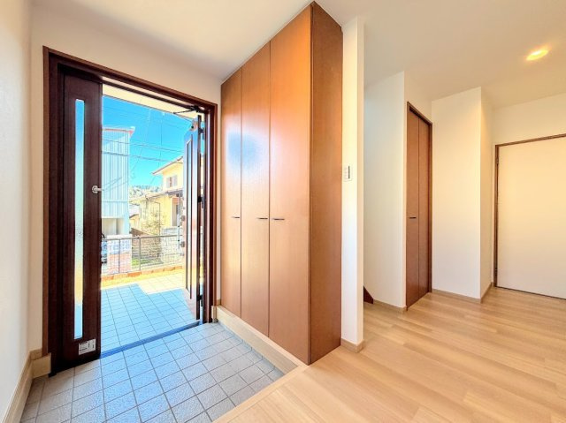 ◆光の渦が溢れた明るい玄関ホール。「おかえり」と「ただいま」が交差するお家の顔とも言える場所は爽やかで心地良い空間となっています。