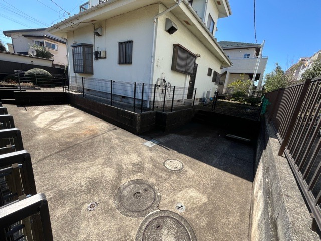 土地の前の道路に消火栓が設置されていることがあります。この場合、道路交通法第45条第1項により、駐車禁止の場所が指定されています。そのため、車庫などの駐車スペースをつくることができない場合があります。