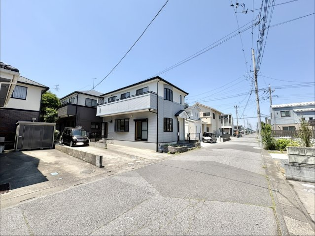 「北越谷駅」までバス25分、バス停「ゆめみ野東」まで停歩約5分。土地面積100.00？（約30.25坪）で駐車スペースは2台確保してあります。