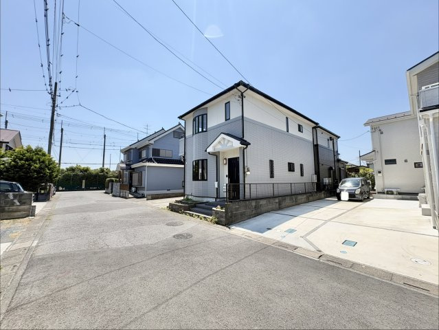 「北越谷駅」までバス25分、バス停「ゆめみ野東」まで停歩約5分。土地面積100.00？（約30.25坪）で駐車スペースは2台確保してあります。