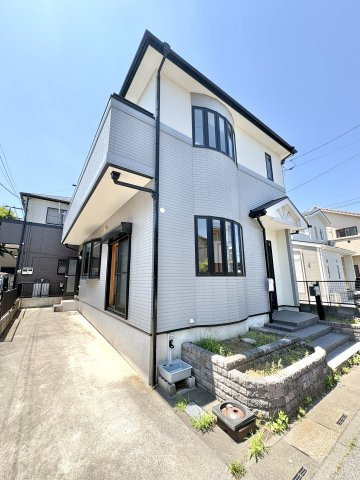 「北越谷駅」までバス25分、バス停「ゆめみ野東」まで停歩約5分。土地面積100.00？（約30.25坪）で駐車スペースは2台確保してあります。