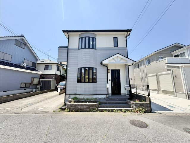 「北越谷駅」までバス25分、バス停「ゆめみ野東」まで停歩約5分。土地面積100.00？（約30.25坪）で駐車スペースは2台確保してあります。