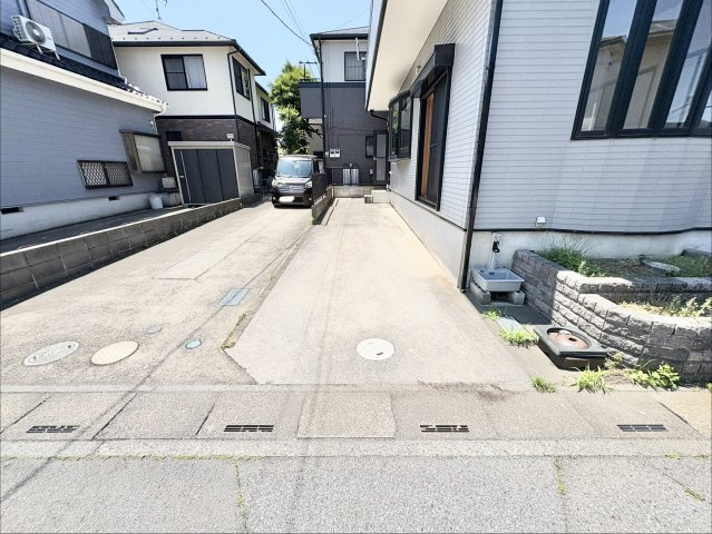 「北越谷駅」までバス25分、バス停「ゆめみ野東」まで停歩約5分。土地面積100.00？（約30.25坪）で駐車スペースは2台確保してあります。