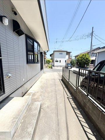「北越谷駅」までバス25分、バス停「ゆめみ野東」まで停歩約5分。土地面積100.00？（約30.25坪）で駐車スペースは2台確保してあります。