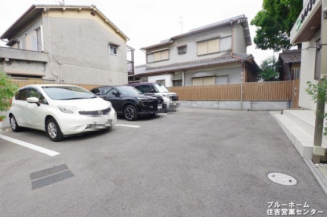 敷地内に4台分の駐車場があります