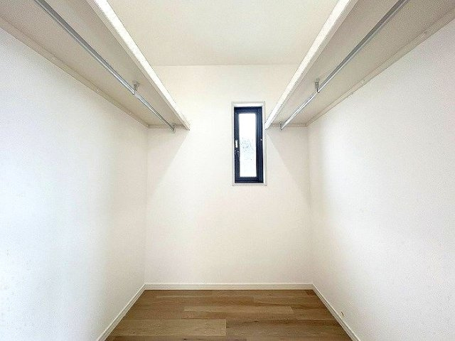 季節物家電の収納にも便利なウォークインクローゼット！