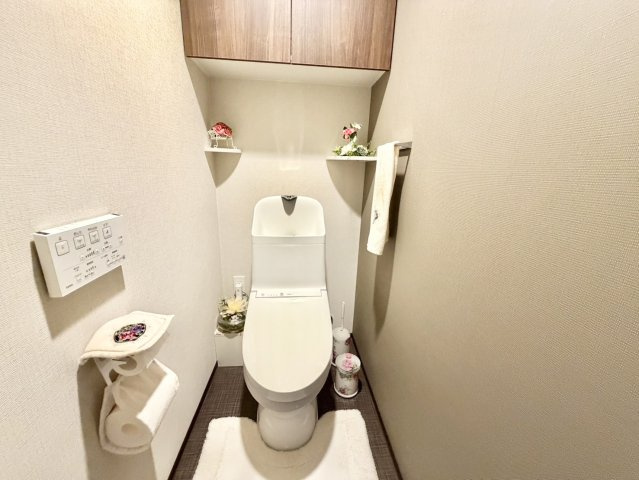 壁掛けリモコンのウォシュレットはすっきりとした印象でお掃除もしやすいです♪