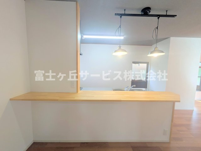 前から見たキッチンです
