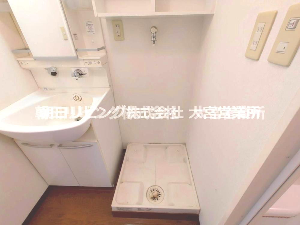 防水バンのついた洗濯機置場と使いやすい洗面化粧台！