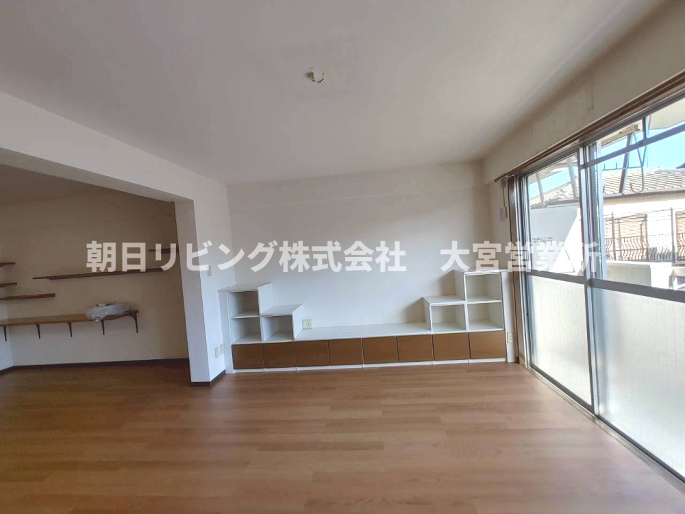 TVとしても利用できるおしゃれな造作あり。陽射しもたっぷり入ります！