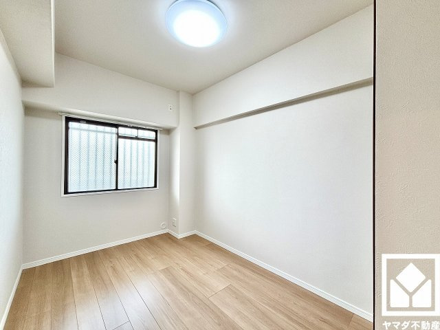 約4.6帖の洋室です。柔らかな光が差し込むお部屋で、快適で落ち着いた生活をお送りいただけます。