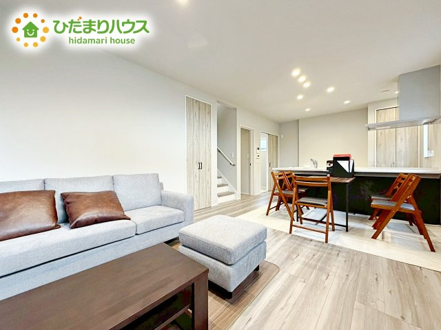家族との大切な時間を多く過ごすリビング。ゆったりとした広さのある空間で会話も弾みます♪大きい窓からは明るい日差しが差し込みます。居心地の良いリビングでおうち時間を楽しんで！