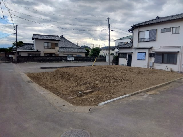 3方向に道路接道があります。陽当たりや風通しが良くなっています。