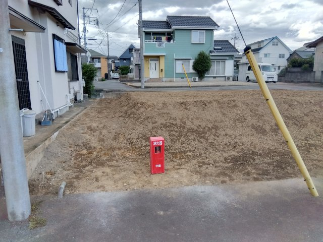 国道136号線まで車で3分です。市街地までのアクセス良好です。