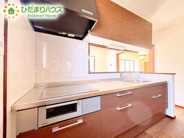料理をしながらでも、ご家族との会話を楽しめる対面式キッチン♪