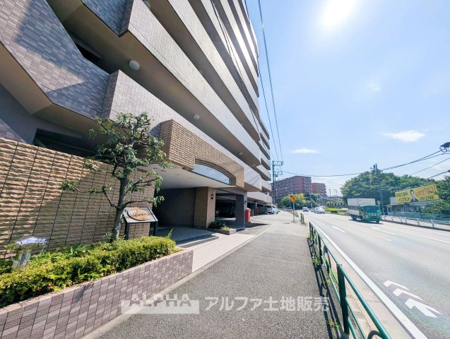 【Quiet　Comfort】　◆静けさとともに◆　外の喧騒を忘れさせる落ち着きが、日々に余白を生む。ここでの時間が、自然と笑顔を増やしていく。