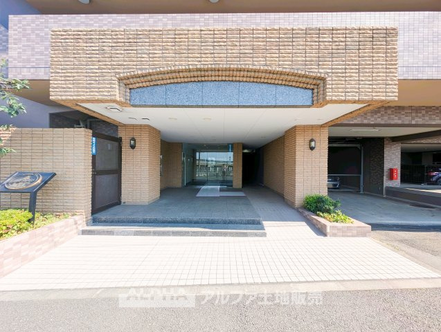 【Warm　Light】　◆ぬくもりに満ちた場所◆　差し込む陽だまりが、心の奥までやさしく照らす。過ごすほどに、この場所が帰りたくなる存在へと変わっていく。