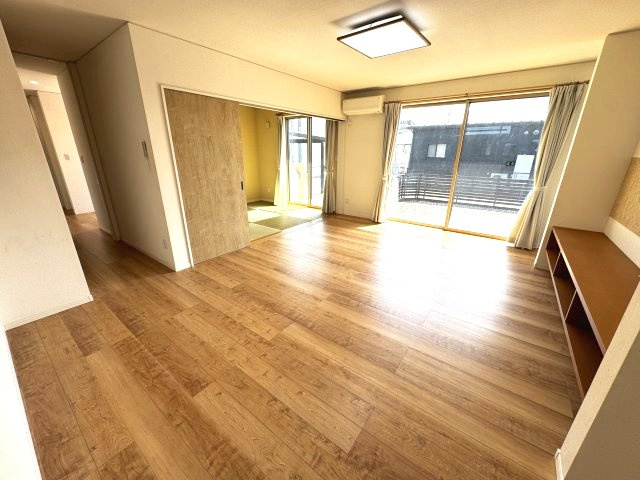 広々約18帖の明るいリビングルーム♪家族のだんらんの様子が浮かんできます♪